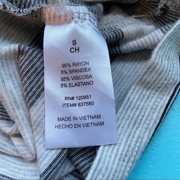 C🛍3/$25 Olive & oak women’s striped dress in size small - Picture 5 of 6